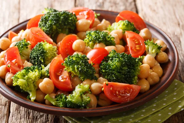 Organic vegetarian salad of broccoli, chickpeas and tomatoes wit — Stock Photo, Image
