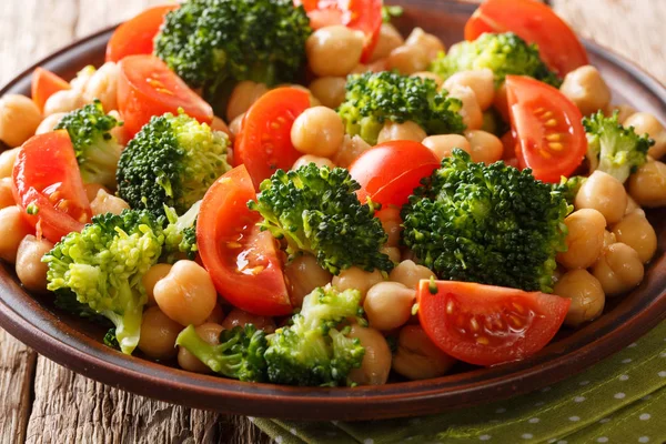 Fresh salad of broccoli, chickpeas and tomatoes seasoned with ol — Stock Photo, Image