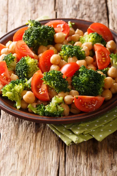 Ensalada vegetariana de brócoli, garbanzos y tomates — Foto de Stock