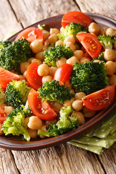 Delicious salad of broccoli, chickpeas and tomatoes closeup on a — Stock Photo, Image