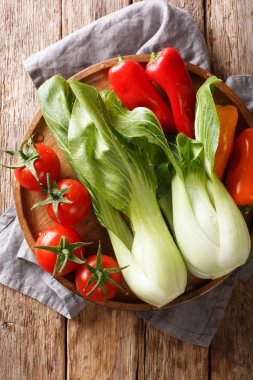 ham sağlıklı bebek bok choy, domates ve biber portre üzerinde bir pla