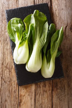 Taze çiğ bebek bok choy Çin lahanası tahtası ahşap bir t
