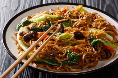 Fried udon erişte bok choy, shiitake mantar, susam ve