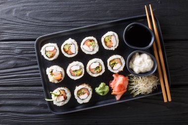 Taze Japon soslar, zencefil ve bir servis uramaki rulo