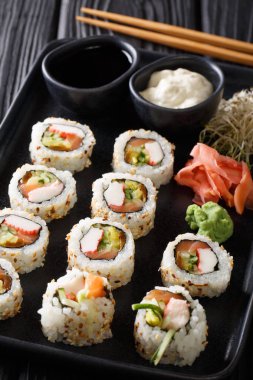 Taze Japon soslar, zencefil ve bir servis uramaki rulo