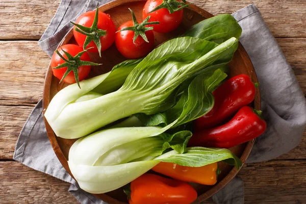 Zeleninové různé čerstvé baby bok choy, rajčata a papriky clo — Stock fotografie