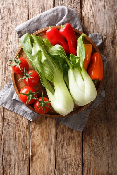 Ingredientes frescos baby bok choy, tomates y pimientos close-up o — Foto de Stock