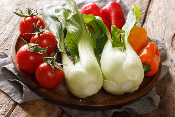 Plantaardige set van verse baby paksoi, tomaten en paprika's sluiten — Stockfoto