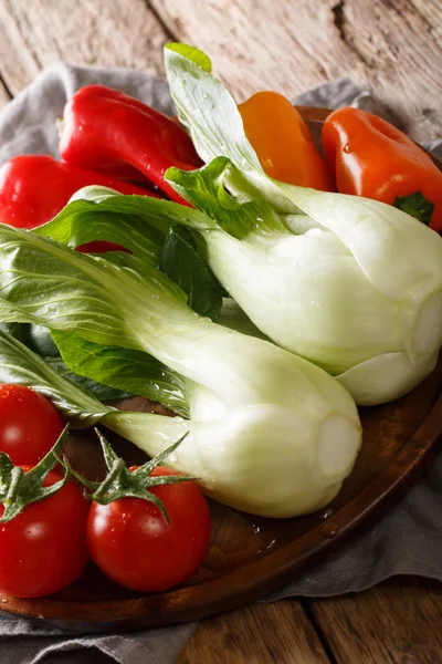 Raw healthy baby bok choy, tomatoes and peppers closeup on a pla — Stock Photo, Image