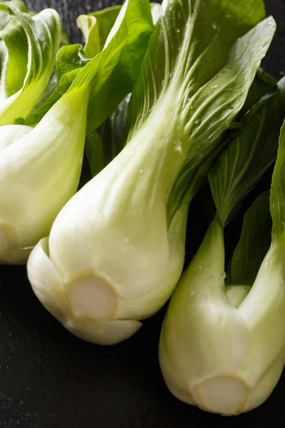 Útil bebé fresco bok choy col china en una pizarra. ver —  Fotos de Stock