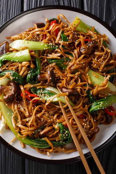 Udonnudeln mit Pak Choi und Shiitake-Pilzen unter Rühren braten cl — Stockfoto