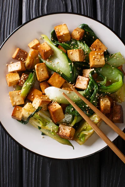 Азиатский вегетарианский тофу с бокчо и кунжутом крупным планом на pl — стоковое фото