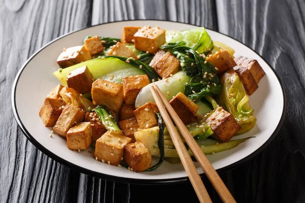 Tofu frit diététique avec baby bok choy, sauce soja et graines de sésame — Photo