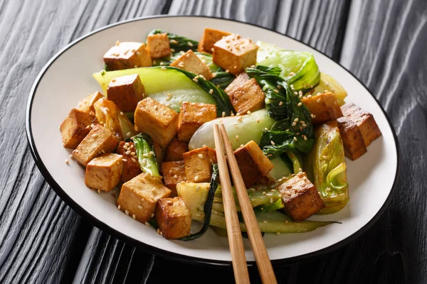 Tofu frit végétarien avec baby bok choy, sauce soja et graines de sésame — Photo