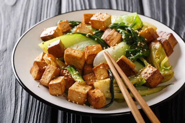 Tofu traditionnel frit au bok choy, sauce soja et sésame close — Photo