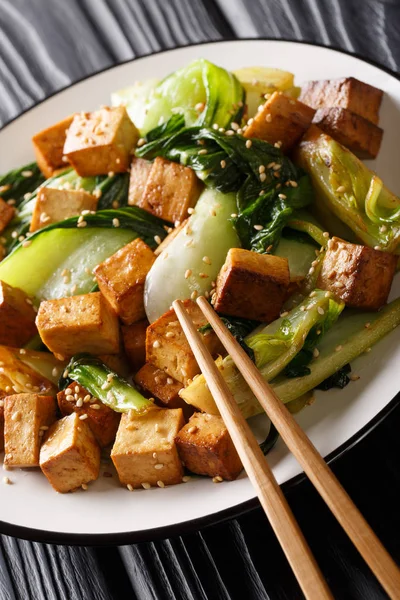 Tofu frit côte à côte et graines de sésame en gros plan. vertical — Photo