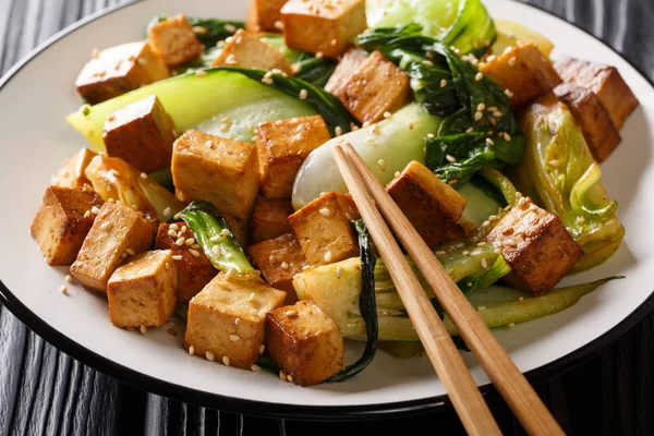 Asiatique veggie frit tofu avec bok cho et sésame close-up sur un pl — Photo