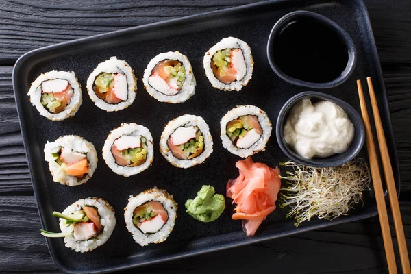 Uramaki-Brötchen-Set mit Soßen, Sojasprossen, Ingwer und Sojasprossen — Stockfoto