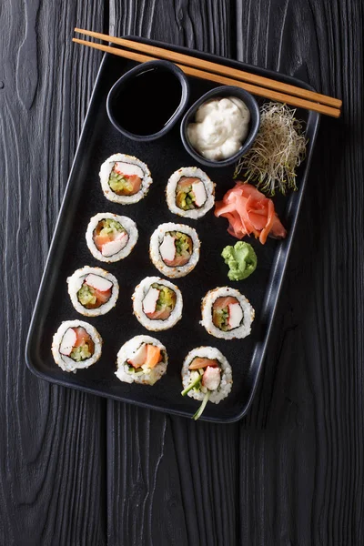 Frische japanische Semmeln Uramaki serviert mit Soßen, Ingwer und Wasa — Stockfoto