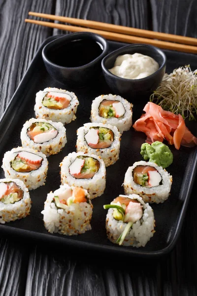Uramaki rullar sushi serveras med såser, ingefära och wasabi closeu — Stockfoto