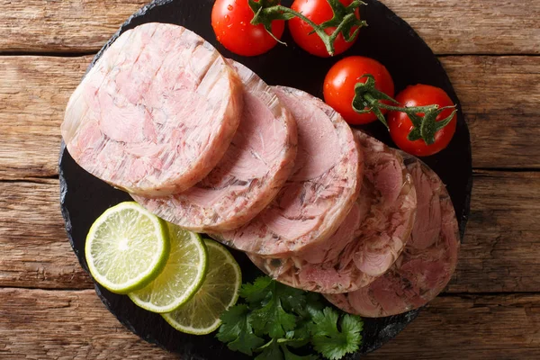 Cabeza de queso o musgo con tomates frescos, lima y cilantro clos — Foto de Stock