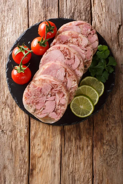 Délicieux fromage à tête tranchée ou de la paille servie avec des tomates, citron vert — Photo