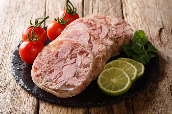 Здоровый вкусная еда голову сыр или мускулы и свежие помидоры, лайм — стоковое фото