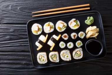 Japon orkinos, tofu, yılan balığı, avokado, tamago closeup kümesiyle rulo