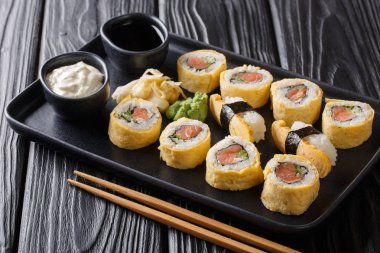 Tamagoyaki omlet ayarla suşi rulo ile pirinç, somon füme ve