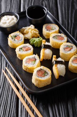 suşi rulo omlet pirinç, peynir, somon ve avokado içinde