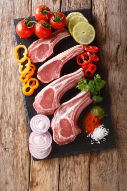 Ham Kuzu pirzola taze sebze ve baharat yakın çekim ile bir 