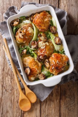 Bebek bok choy, shiitake mantar ve peynir tavuk uyluk