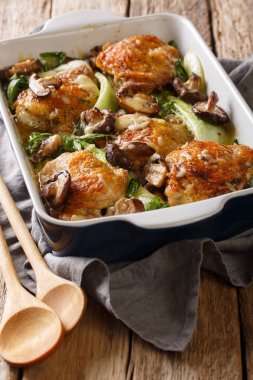 Bebek bok choy, shiitake mantar ve peynir tavuk uyluk