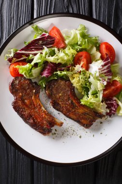 Lezzetli kızarmış kuzu pirzolası taze sebze salatası clo ile görev yaptı.