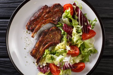 Taze sebze salatası cl ile hizmet bal ile kuzu biftek pişmiş