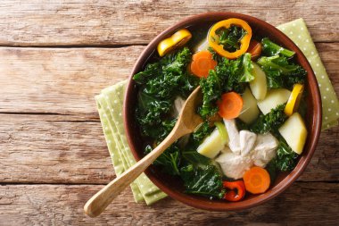 Kale ve tavuk yakın çekim bir b ışık taze sebze çorbası