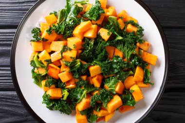 Vegan kızarmış yam lahana lahana yakın bir tabloda bir plaka üzerinde çekim ile