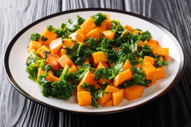 Organik vejetaryen kale cabba ile kavrulmuş patates salatası