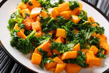 Vegan kızarmış yam lahana lahana yakın bir tabloda bir plaka üzerinde çekim ile