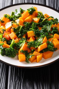 Fried vejetaryen yam lahana lahana yakın bir plaka üzerinde çekim ile. Vert