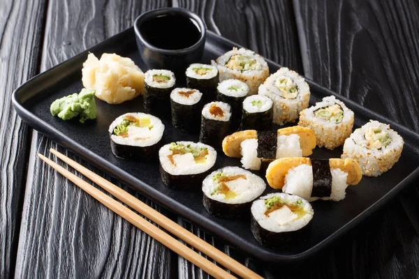 Mittagessen-Set japanische Sushi-Rollen mit Meeresfrüchten, Gemüse, Tofu und — Stockfoto