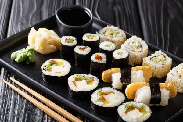 Köstliche japanische Sushi-Rollen großes Set mit Meeresfrüchten, Gemüse — Stockfoto
