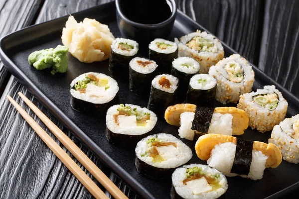 Köstliche japanische Sushi-Rollen in Großaufnahme auf einem Teller. hori — Stockfoto