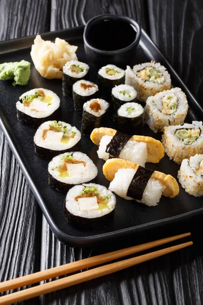 Japanische Rollen hosomaki, uramaki, maki, nigiri, tamagoyaki mit — Stockfoto