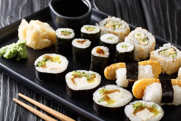 Японские роллы с тунцом, тофу, угрем, авокадо, тамаго крупным планом — стоковое фото