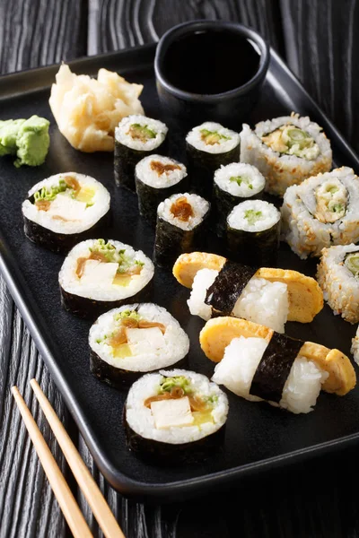 Große Anzahl japanischer Rollen wie Hosomaki, Uramaki, Maki, Ni — Stockfoto