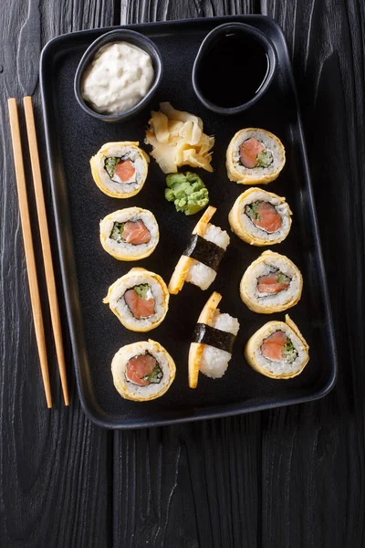 Tamagoyaki-Sushi-Rolle mit Reis, Käse, Lachs und Avocado-Clos — Stockfoto