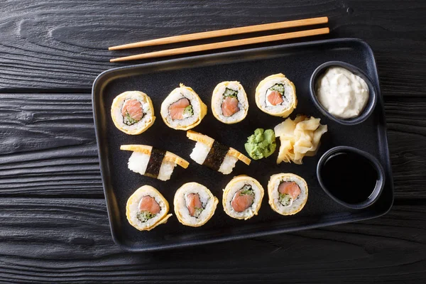 Tamagoyaki-Sushi-Rolle mit Reis, Käse, Lachs und Avocado-Clos — Stockfoto