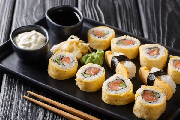 Leckeres Frühstück tamagoyaki set Sushi-Rolle mit Reis, Omelett — Stockfoto