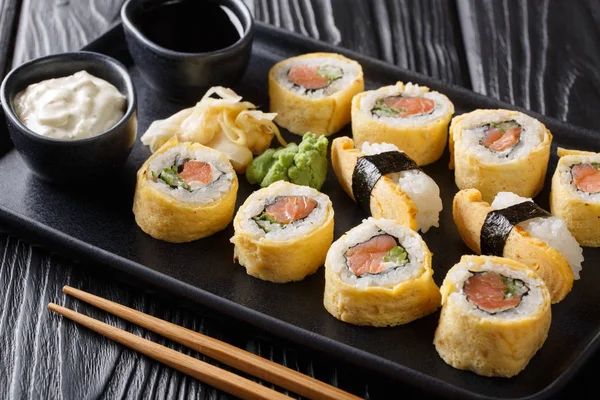 Японские суши с рисом, омлетом, сыром, лососем и — стоковое фото
